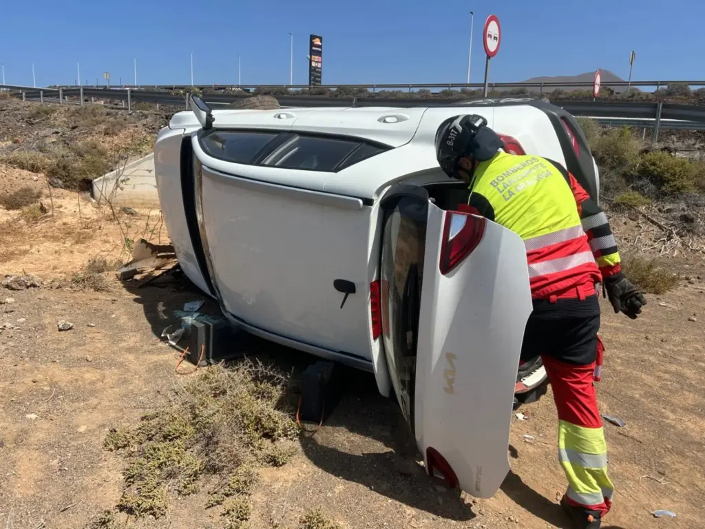 Accidente por vuelco de coche en Yaiza. Imagen del coche volcado cedida por el Consorcio de Seguridad y Emergencias de Lanzarote.