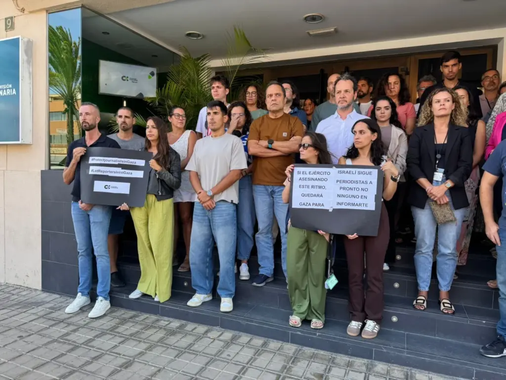 Momento del minuto de silencio a las puertas de los centros de producción y delegaciones de RTVC. RTVC