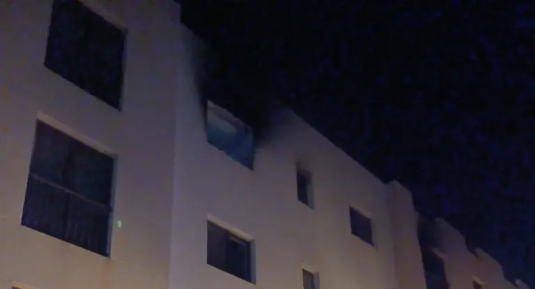 Un afectado por inhalación de humo y tres edificios perjudicados en dos incendios en Lanzarote