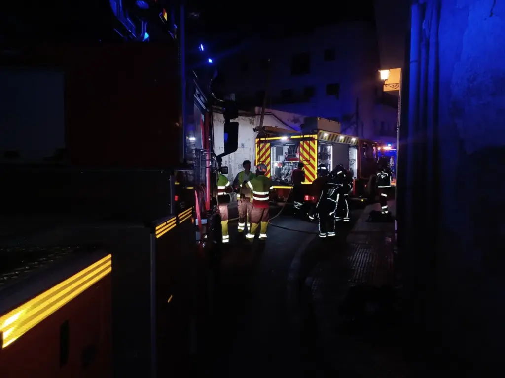 Agentes del Consorcio de Seguridad y Emergencias de Lanzarote actúa en uno de los incendios