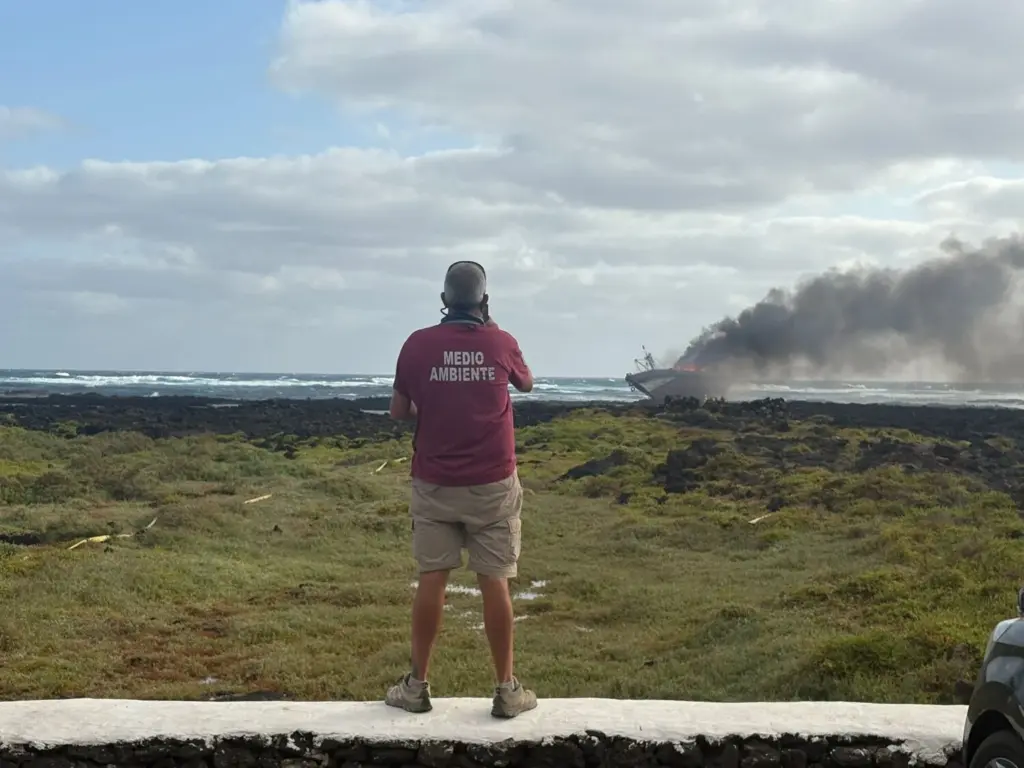El barco atunero encallado en la costa de Órzola arde al ser rescatado