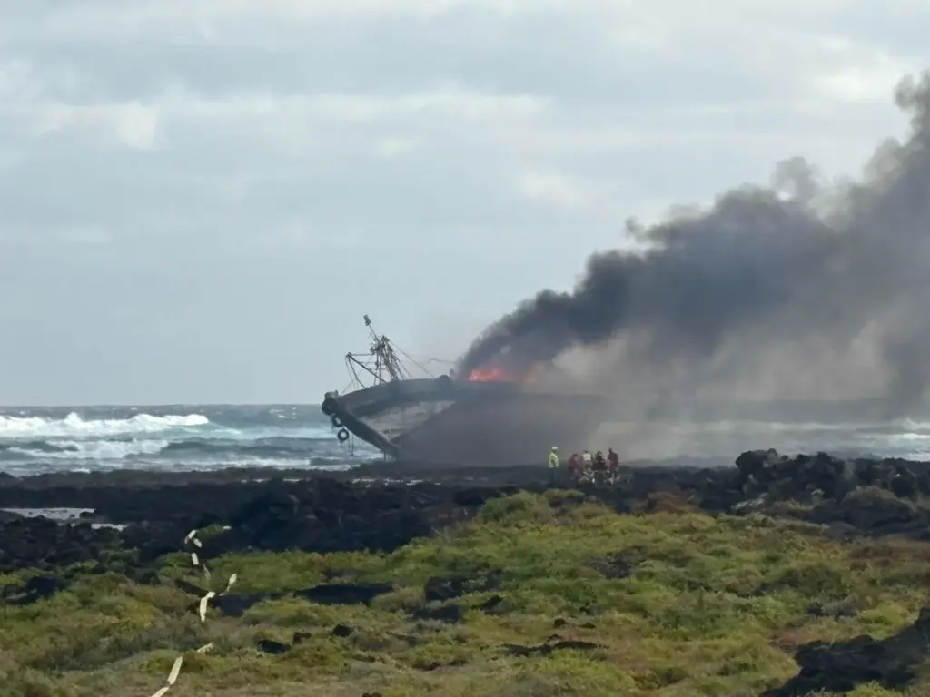 El barco atunero encallado en la costa de Órzola arde al ser rescatado