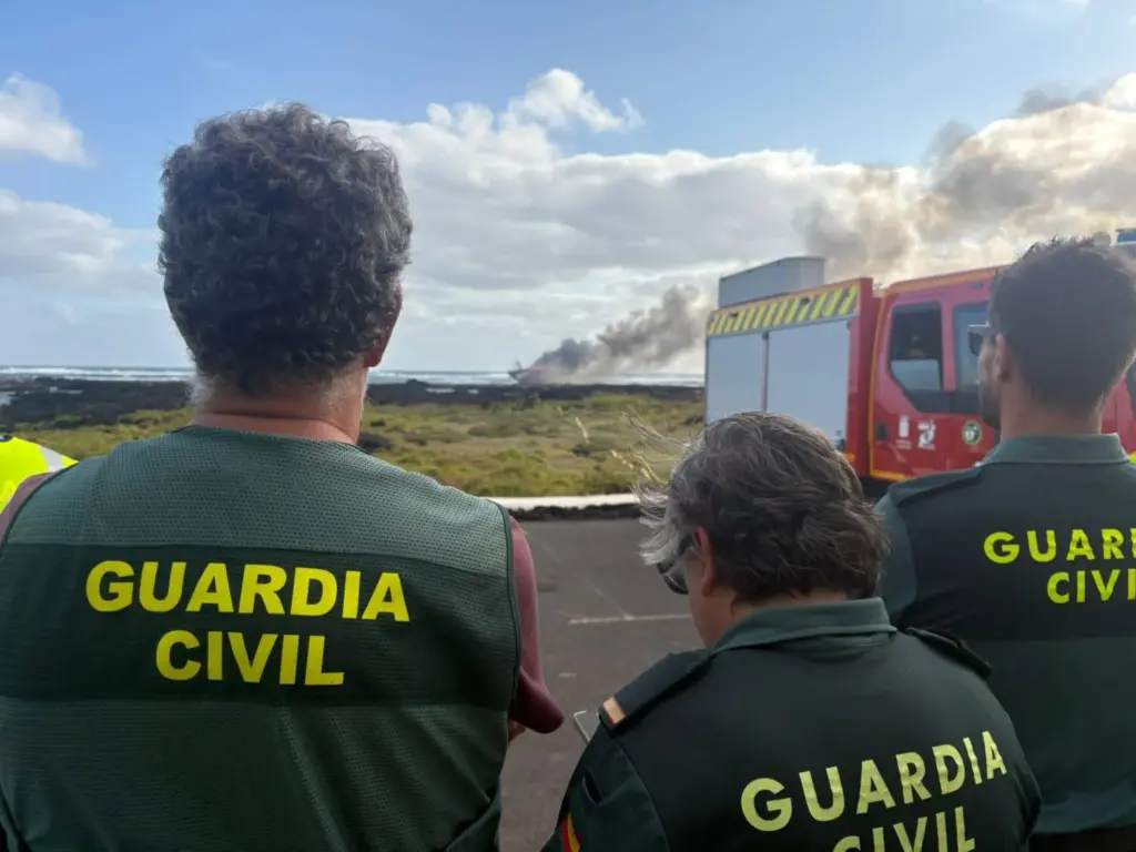 El barco atunero encallado en la costa de Órzola arde al ser rescatado