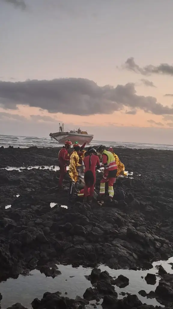 El barco atunero encallado en la costa de Órzola arde al ser rescatado