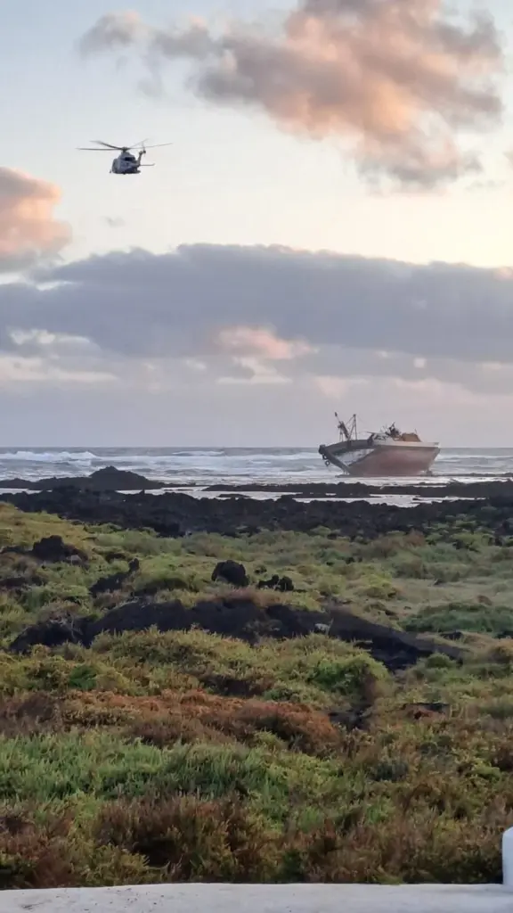 El barco atunero encallado en la costa de Órzola arde al ser rescatado