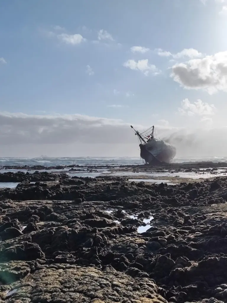 El barco encallado en Órzola ha sufrido un incendio en la costa