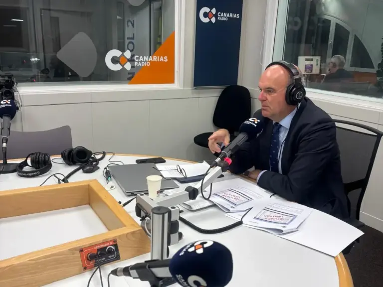 El menor migrante a bordo del barco encallado en Órzola será el primer trasladado tras la contingencia migratoria