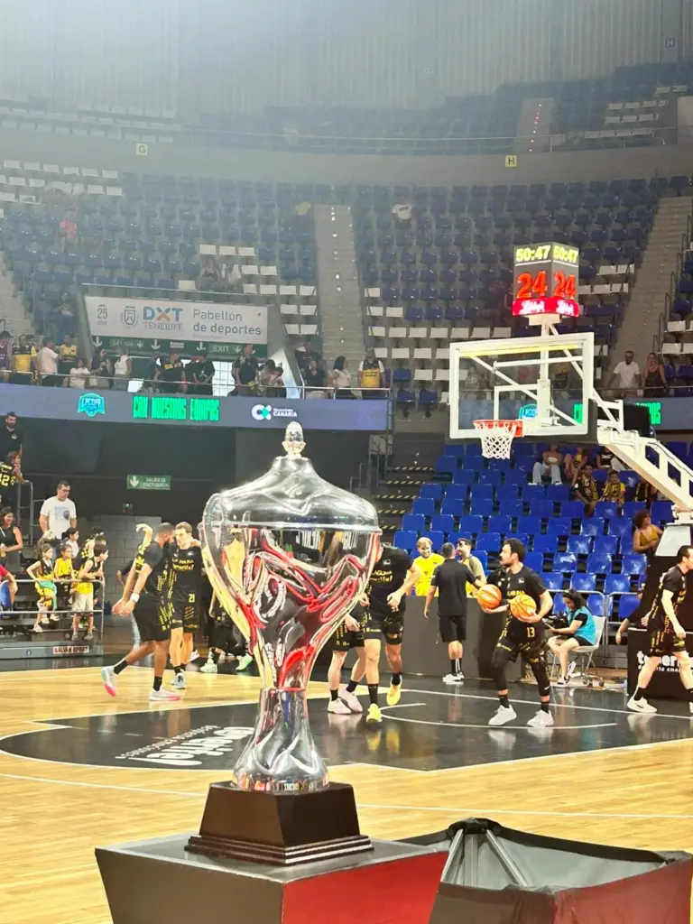 Trofeo del torneo, que será entregado al vencedor por el mítico exjugador de baloncesto Carmelo Cabrera