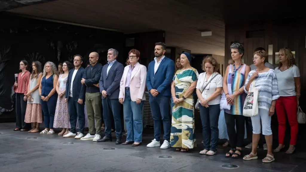 Concentración en la sede de Presidencia del Gobierno en Santa Cruz de Tenerife. Imagen Gobierno de Canarias