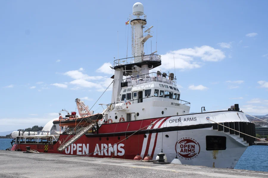 El buque de la ONG Open Arms que se encuentra atracado en el puerto de Santa Cruz de Tenerife. EFE/Alberto Valdés