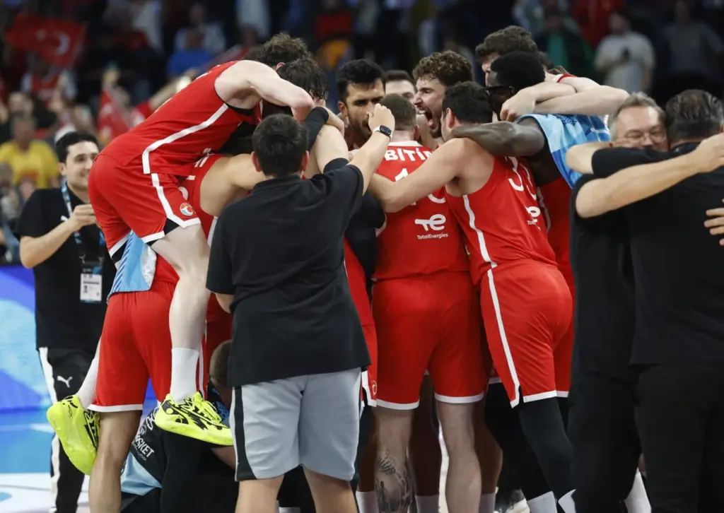 Los jugadores de la selección turca celebran su triunfo ante Grecia | EFE / EPA / Toms Kalnins
