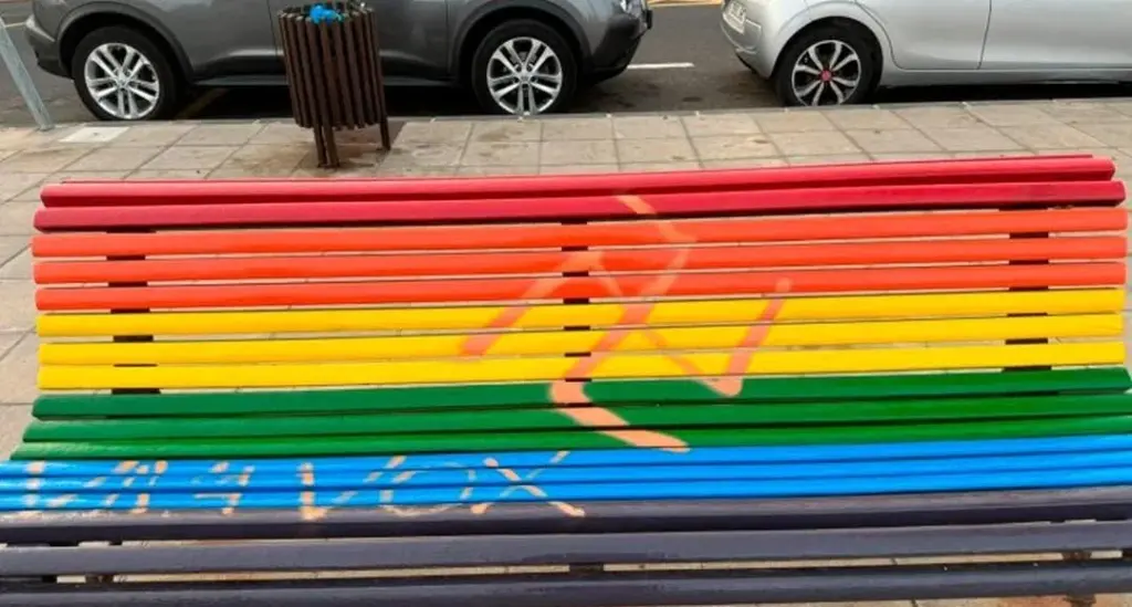 Aparece vandalizado un banco LGTBI+ de Lanzarote con una esvástica y "Viva Vox"