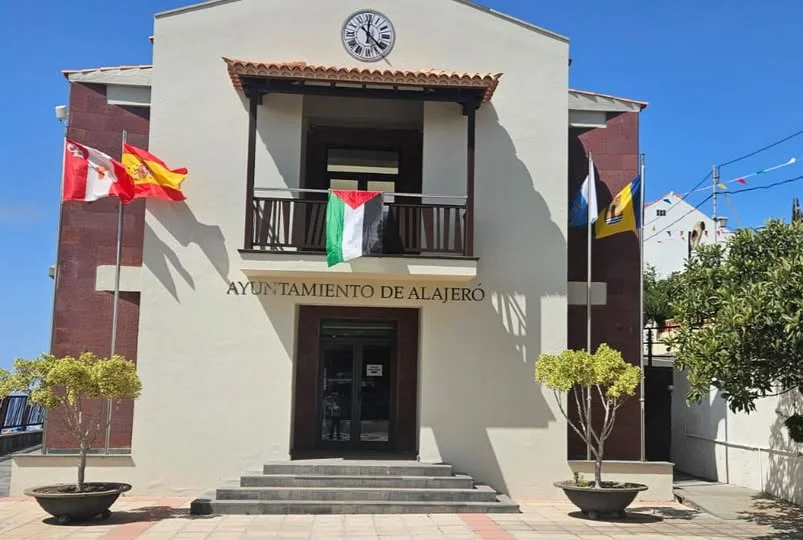 Bandera de Palestina en el bacón principal del Ayuntamiento de Alajeró