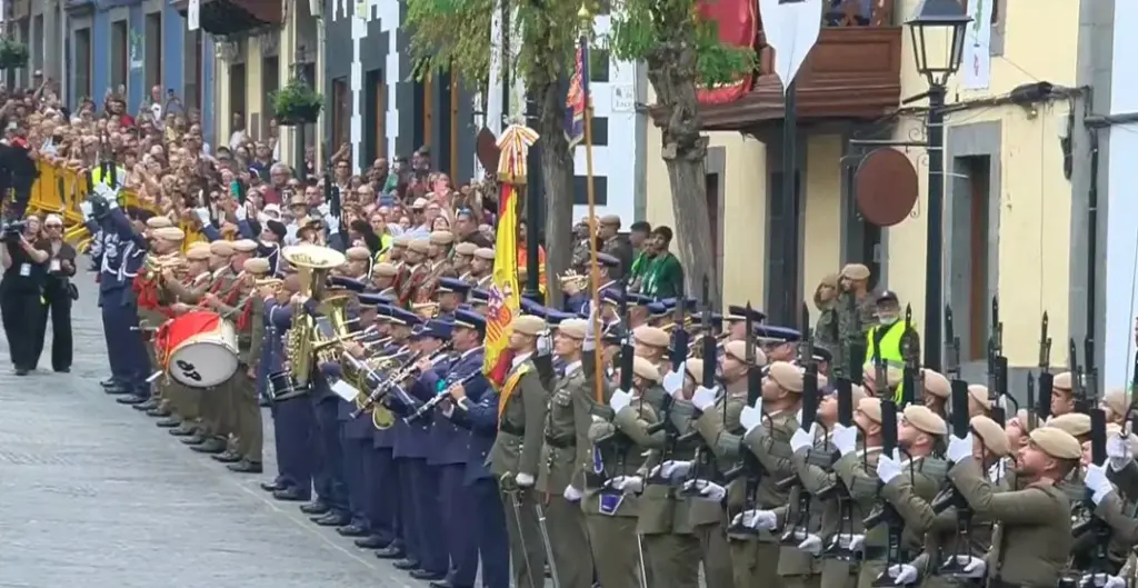 Desfile militar en el Día del Pino en Teror