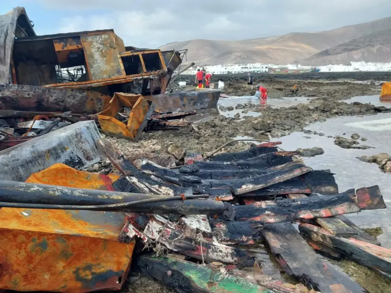 El Charco de la Condesa y Caletón Blanco, cerrados al baño por el vertido del atunero