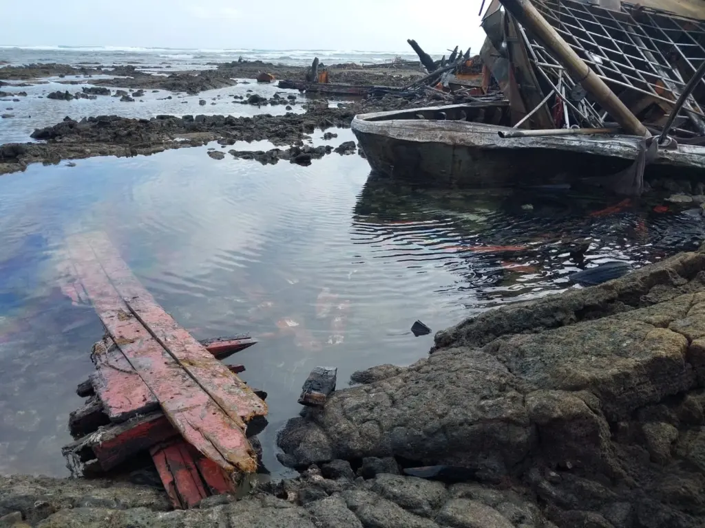 Estado en el que quedó el barco atunero encallado en Órzola tras el incendio