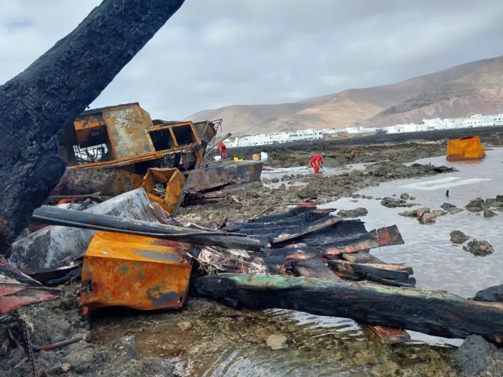 Estado en el que quedó el barco atunero encallado en Órzola tras el incendio