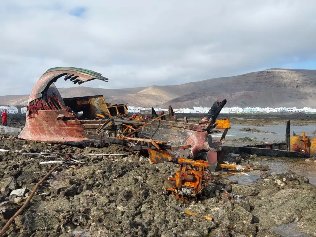 Estado en el que quedó el barco atunero encallado en Órzola tras el incendio