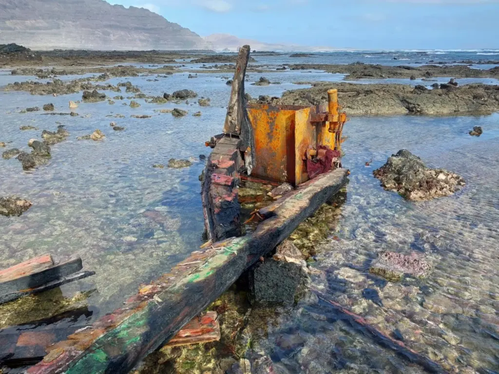 Estado en el que quedó el barco atunero encallado en Órzola tras el incendio