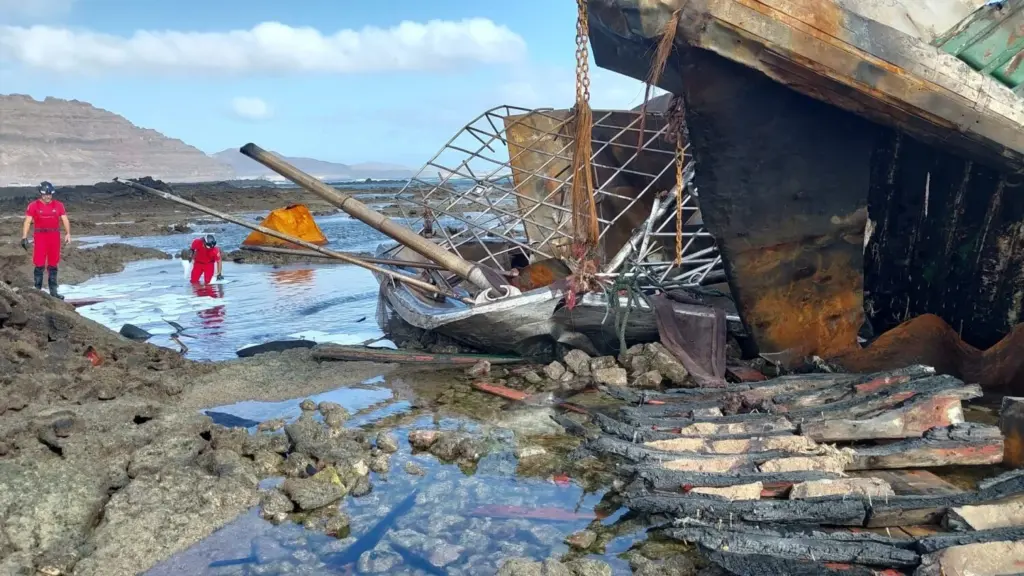 Estado en el que quedó el barco atunero encallado en Órzola tras el incendio