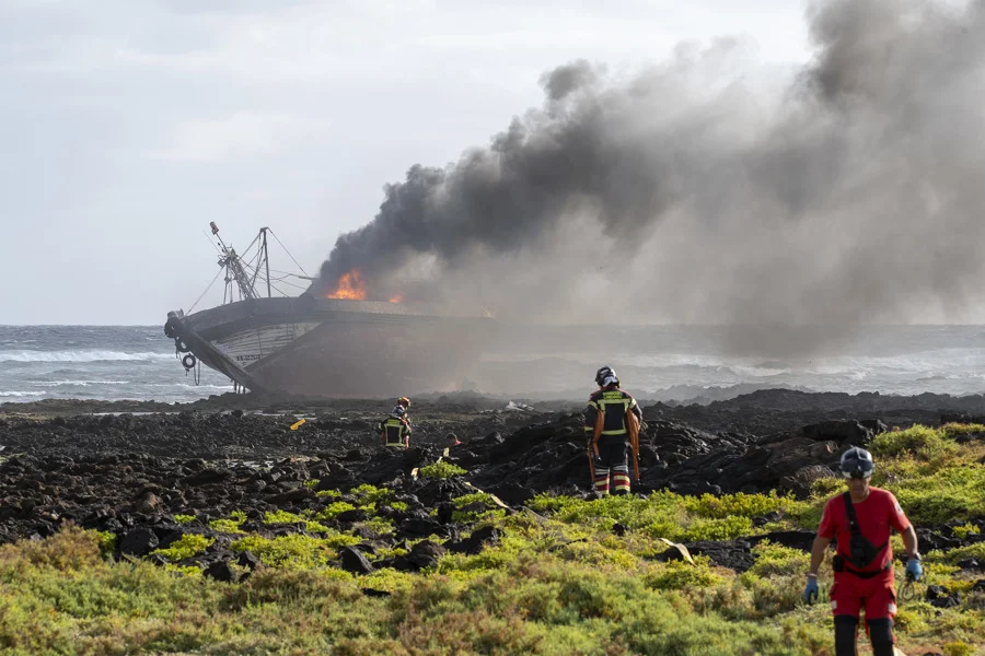 El barco encallado en Lanzarote en el que llegó el menor migrante. Imagen EFE