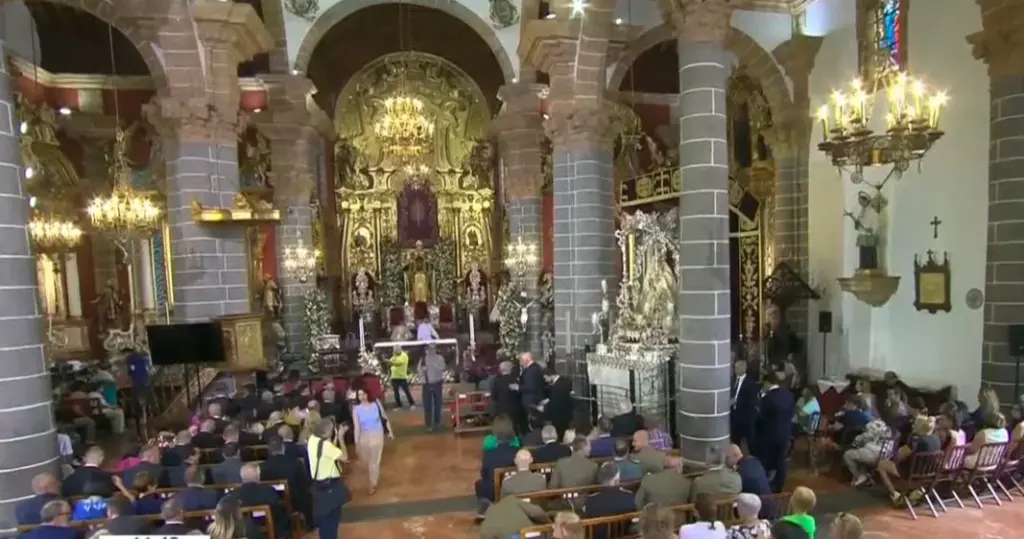 Las autoridades preparadas para la Solemne Misa del Día del Pino en la basílica de Teror