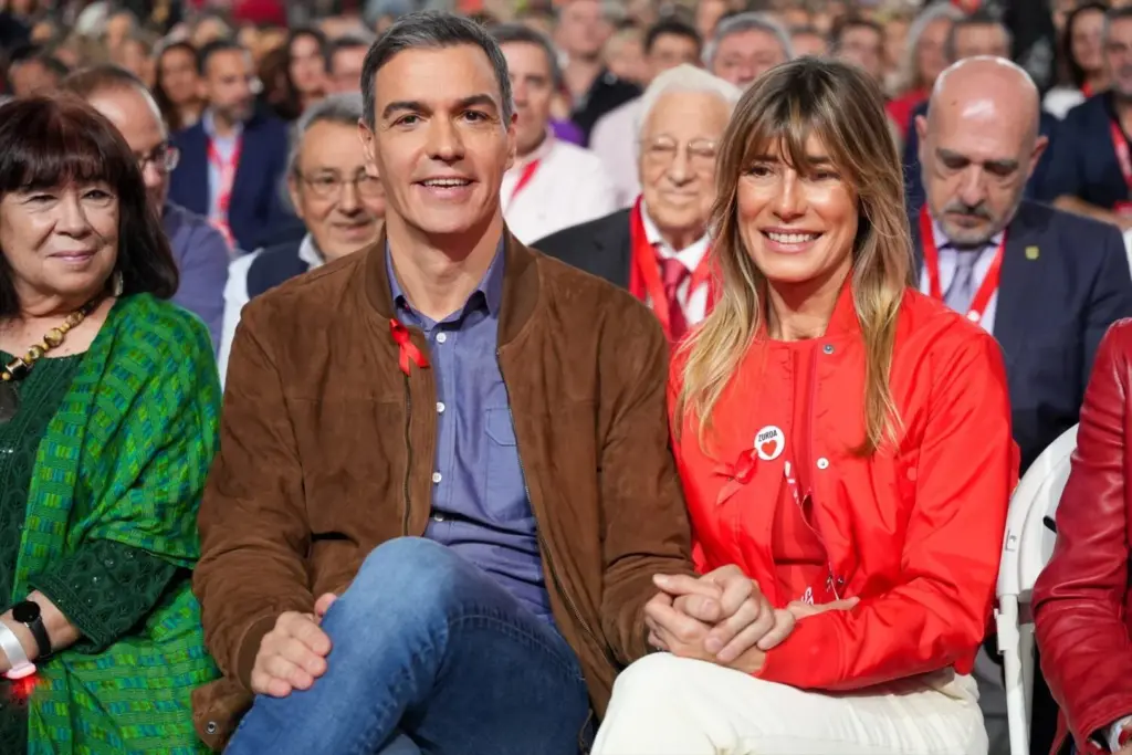 Begoña Gómez (d) junto a su marido, el presidente del Gobierno Pedro Sánchez en un acto del PSOE / Archivo Europa Press