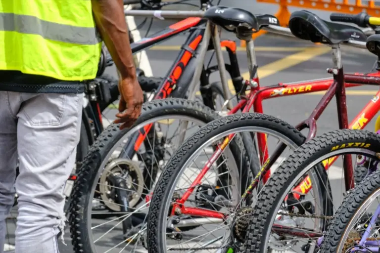 ‘Pedaleando hacia el futuro’, una campaña solidaria de recogida de bicicletas con destino Gambia