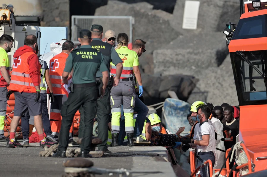 Migrantes desembarcan en La Restinga, El Hierro. Imagen EFE