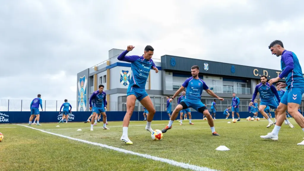 Entrenamiento del CD Tenerife este lunes para preparar su encuentro frente al Zamora CF 