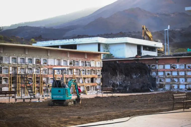 Comienza la retirada de la lava del cementerio de Los Ángeles, en La Palma