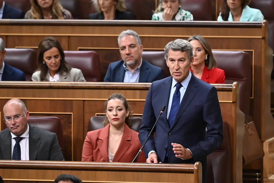 El líder del Partido Popular (PP), Alberto Núñez-Feijóo (d), interviene durante la primera sesión de control del nuevo período de sesiones este miércoles en el Congreso de los Diputados en Madrid. EFE/ Fernando Villar