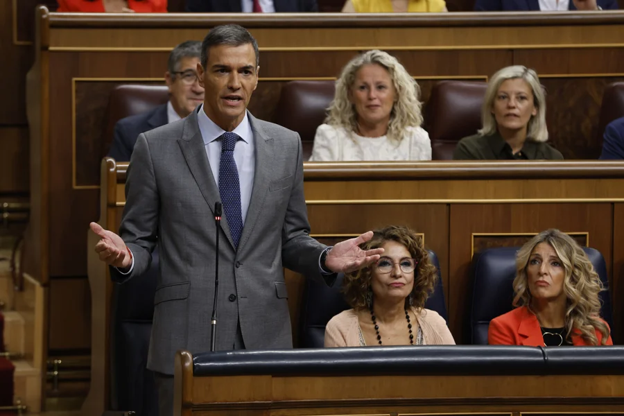 El presidente del Gobierno, Pedro Sánchez (i), interviene, este miércoles, durante la primera sesión de control del nuevo período de sesiones en el Congreso de los Diputados en Madrid. EFE/ J.J. Guillen
