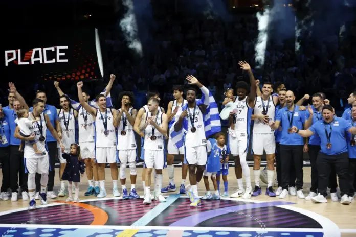 Los jugadores de Grecia celebran la victoria ante Finlandia
