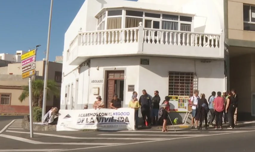 Aplazan el desahucio de una familia con seis hijos en Ingenio