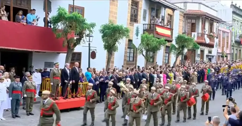Desfile militar pasa frente a la tribuna de autoridades