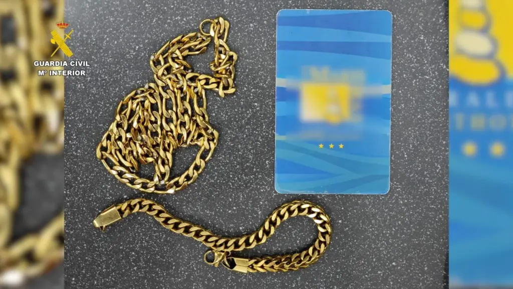 Una de las joyas que robó a ancianos el detenido en Fuerteventura