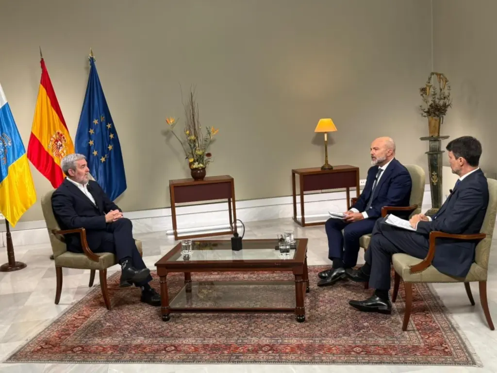 Clavijo hizo balance de los dos primeros años de gobierno en una entrevista que concedió a Radio Televisión Canaria en la que, también, se trató el turismo, la quita de la deuda y la vivienda