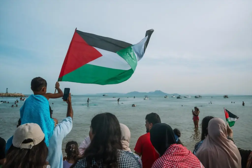 Ciudadanos reciben a la Global Sumud Flotilla a su llegada al puerto Sidi Bou Said Port en Túnez / Europa Press/Hasan Mrad