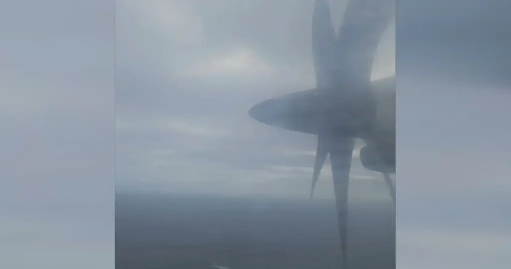 Imagen del momento del vídeo en el que parece que la hélice del avión que aterriza en El Hierro se para