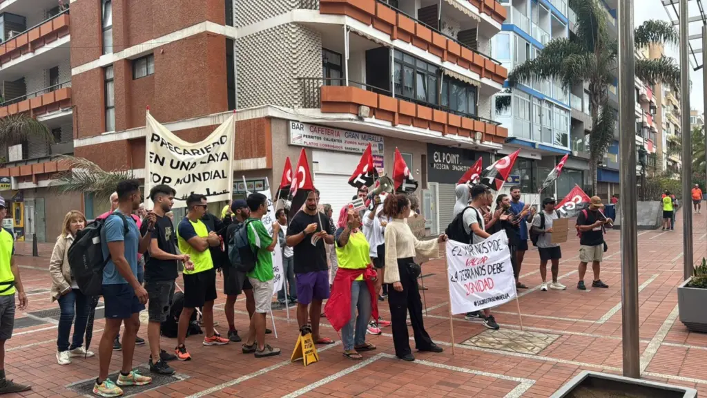 Los socorristas se manifiestan por sus condiciones laborales en Las Palmas de Gran Canaria