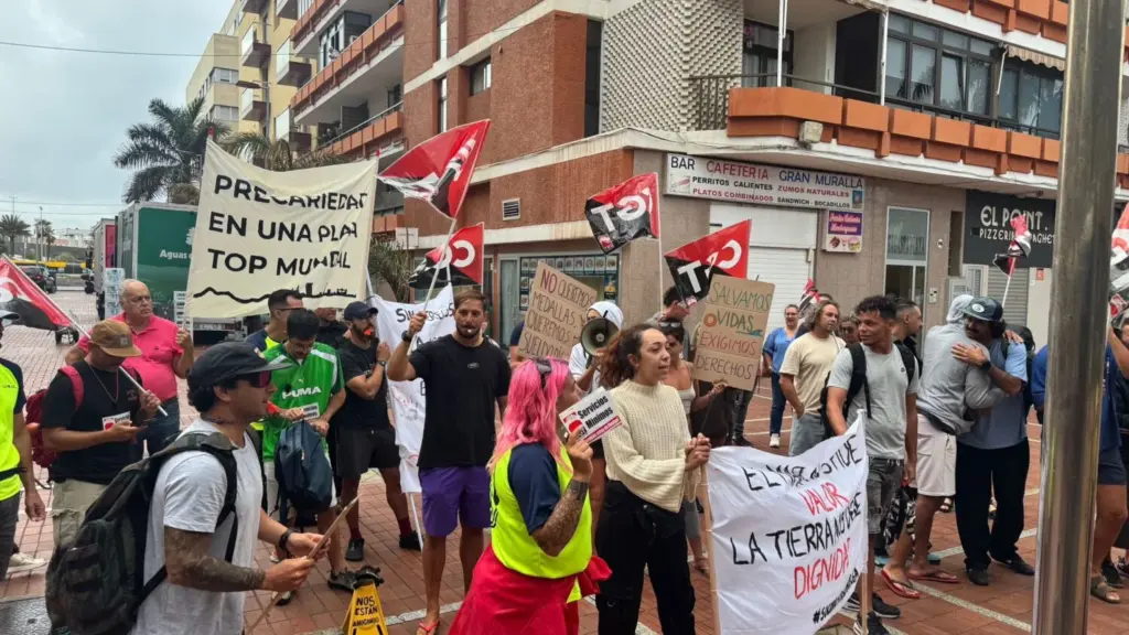 Manifestación de los socorristas en huelga en Las Palmas de Gran Canaria