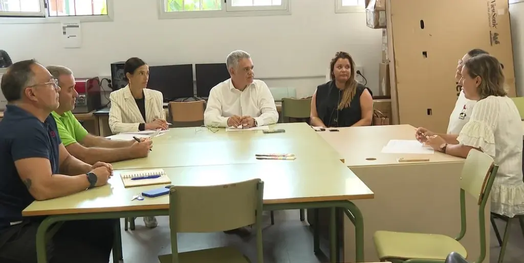 El viceconsejero de Educación se reúne con los profesores del IES Garoé para solucionar los problemas de espacio en el centro