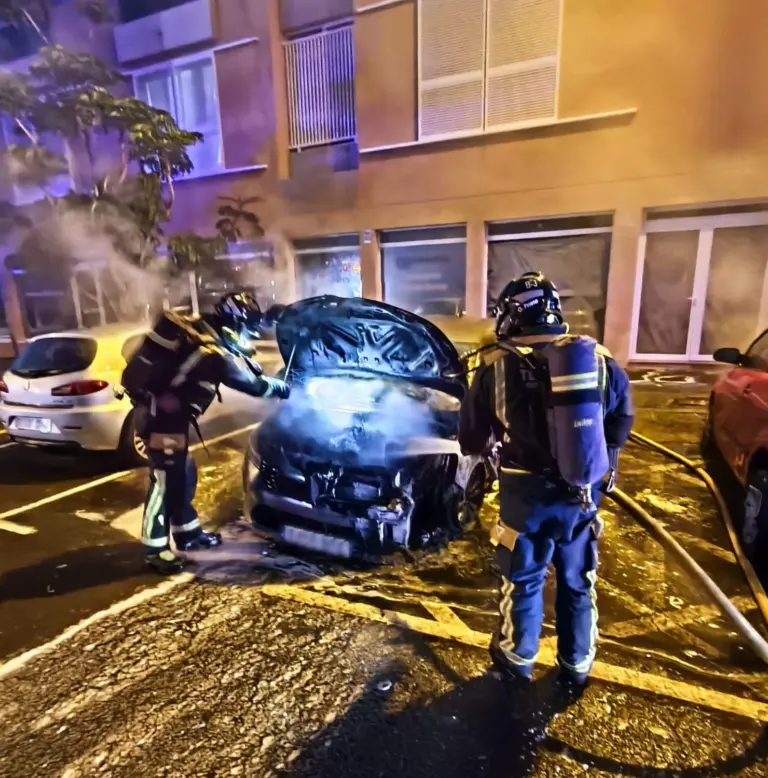 Cuatro coches quemados en Adeje en una sola noche