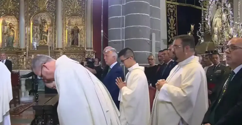 Inclinación ante el altar de los sacerdotes en la Misa del Pino