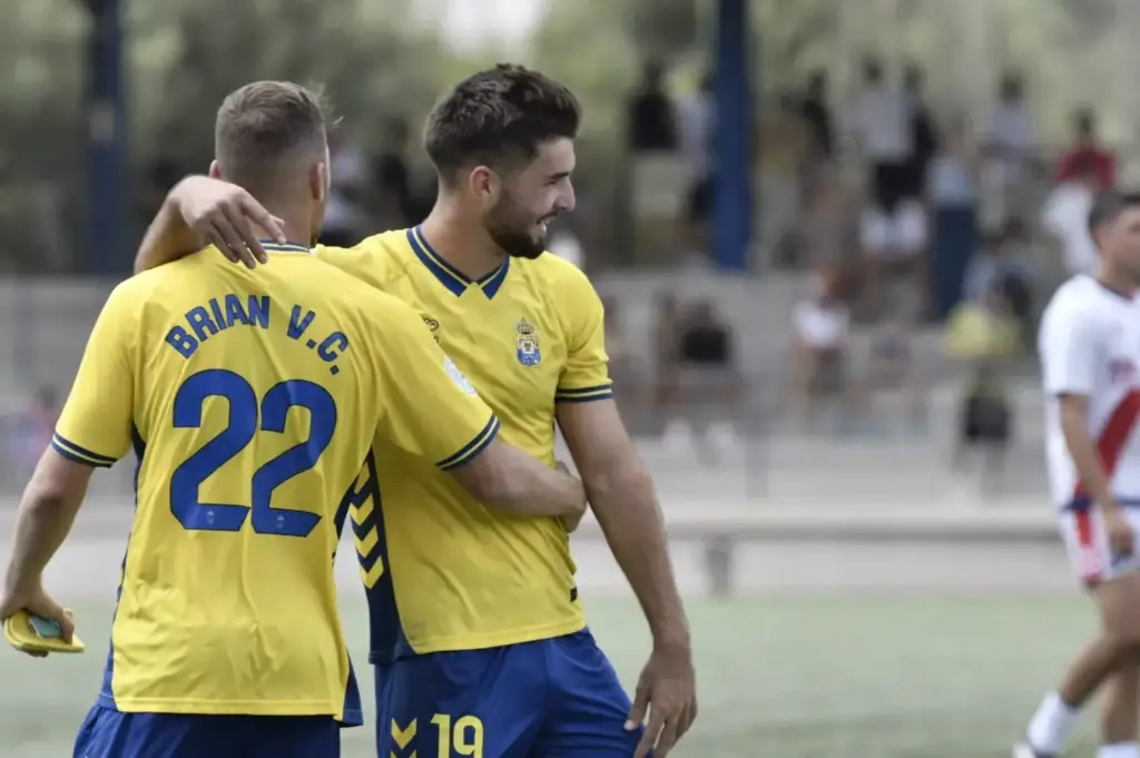 Rivarés y Brian celebran el tanto amarillo en el Anexo del Estadio de Gran Canaria | UD Las Palmas