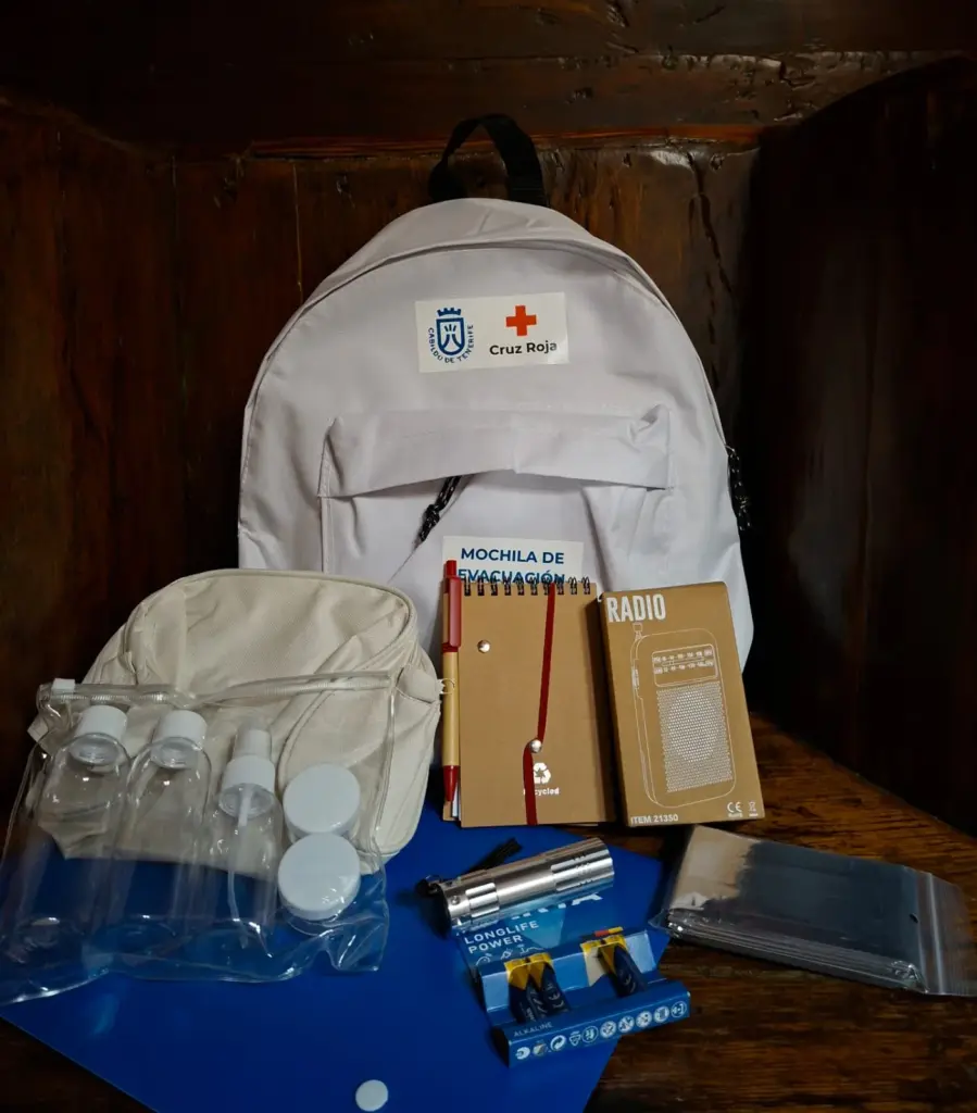 Estas son las mochilas del kit de evacuación que han recibido los vecinos de Garachico / RTVC / Ángel Muñiz 