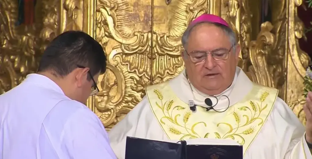 La Solemne Misa oficiada por el Obispo de la Diócesis, Monseñor José Mazuelos