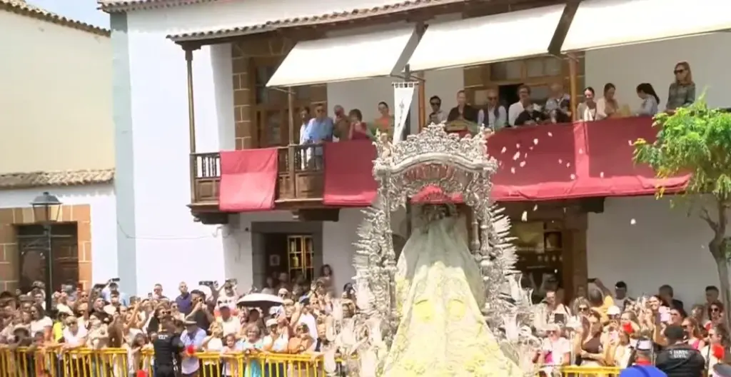 Petalada, lluvia de pétalos a la Virgen del Pino