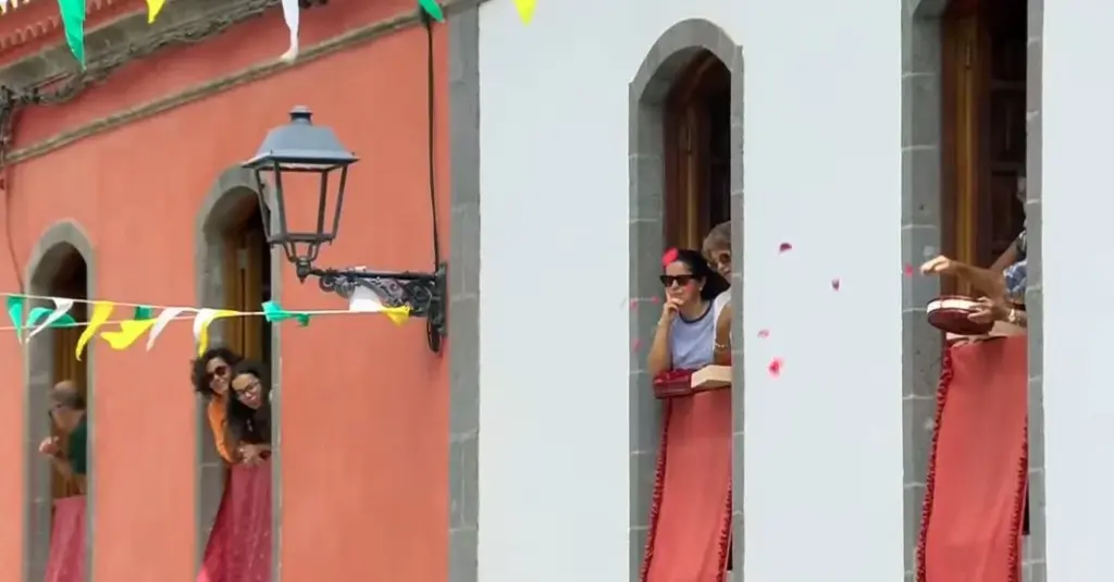 Tiran pétalos desde las ventanas